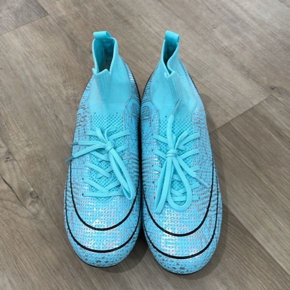 NEW Men’s Football/Soccer Cleats - Picture 2 of 5